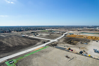 Waters Edge at The Farm Townhomes in Allen, TX - Foto de edificio - Building Photo