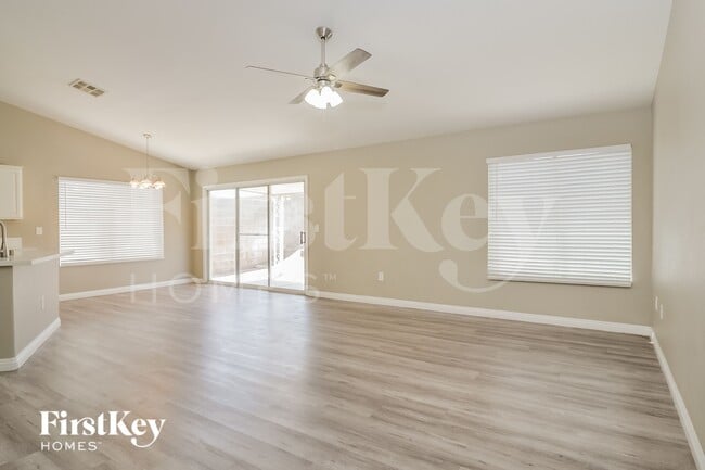 3741 White Angel Dr in North Las Vegas, NV - Foto de edificio - Building Photo