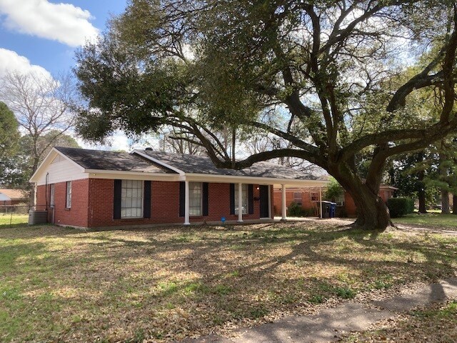 2210 W Algonquin Trail in Shreveport, LA - Building Photo