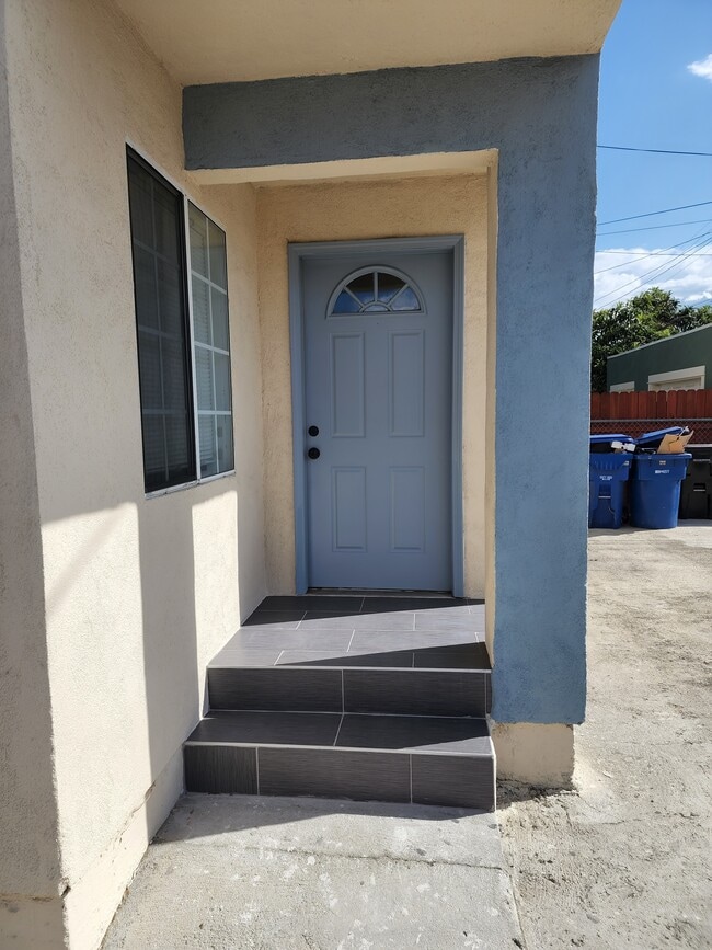 2134 S Cloverdale Ave in Los Angeles, CA - Building Photo - Building Photo