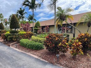 806 Sky Pine Way in Greenacres, FL - Foto de edificio - Building Photo