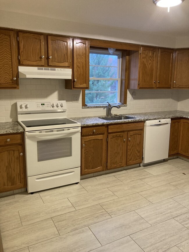 30 Mansfield Dr, Unit 301 in Northford, CT - Building Photo - Building Photo