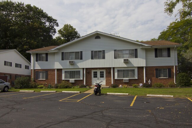 1103 Woodridge Dr in Grafton, WI - Foto de edificio - Building Photo