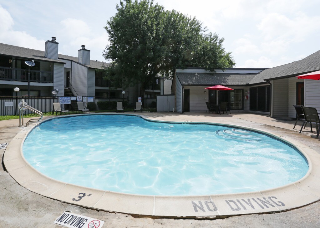 Hillcrest Village Apartments in Alvin, TX