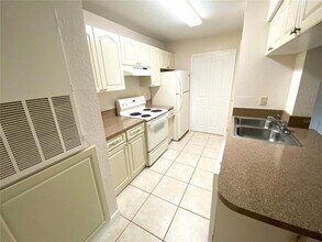10105 N Alafaya Trail in Orlando, FL - Building Photo - Building Photo