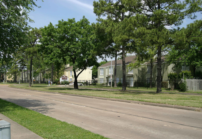 Asbury Park Condo in Houston, TX - Building Photo - Building Photo