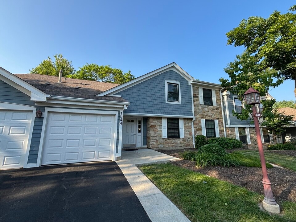 1544 WILLIAMSBURG Ave in Schaumburg, IL - Building Photo