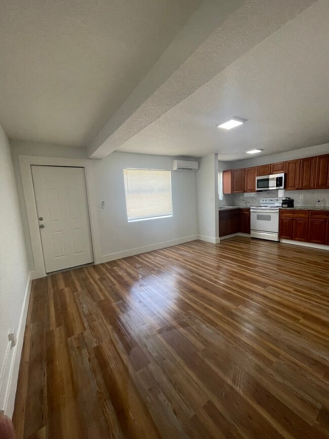 646 Latona Ave, Unit 645 Latona Ave Unit 2