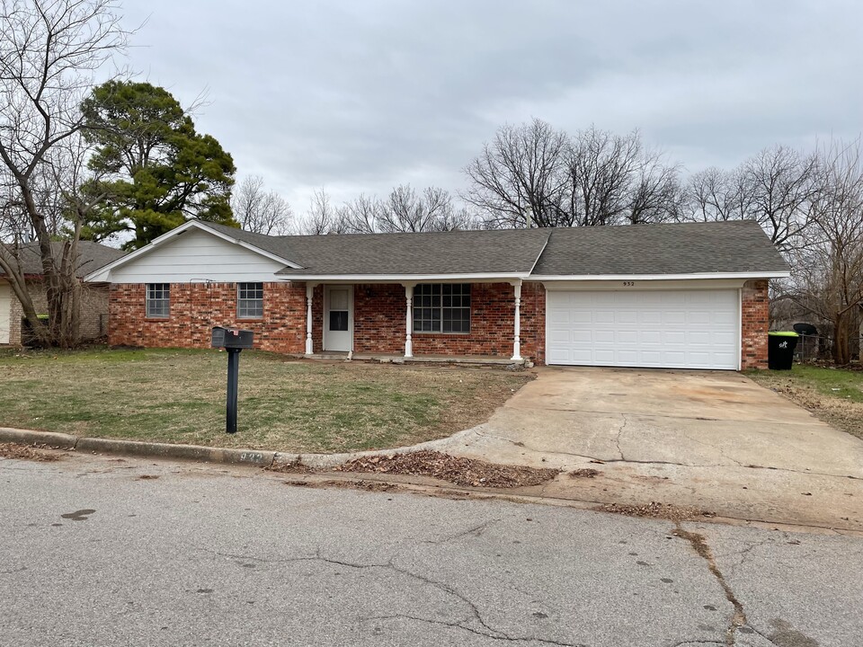 932 W Lovers Ln in Purcell, OK - Building Photo