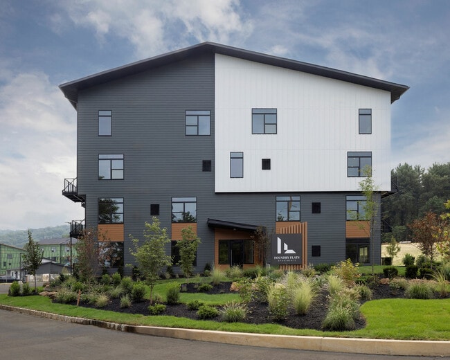 Foundry Flats in Emmaus, PA - Foto de edificio - Building Photo