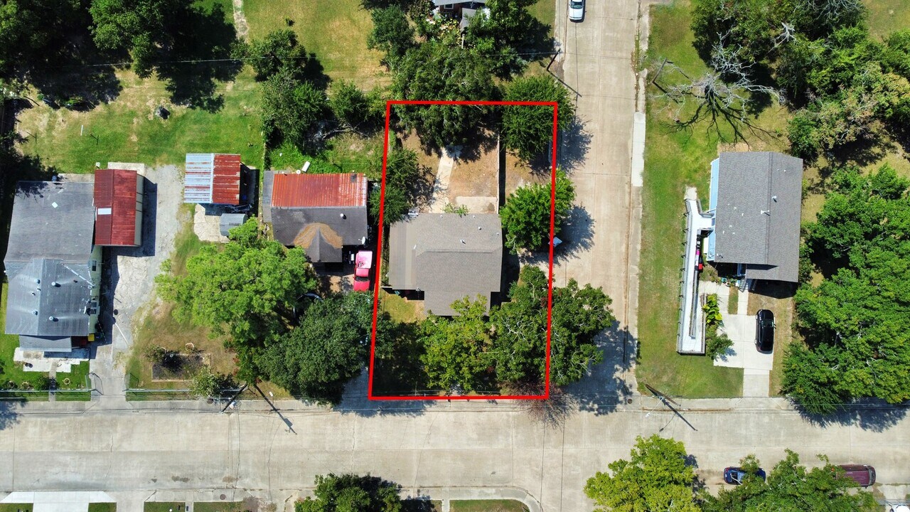 1301 Yupon St in Baytown, TX - Foto de edificio