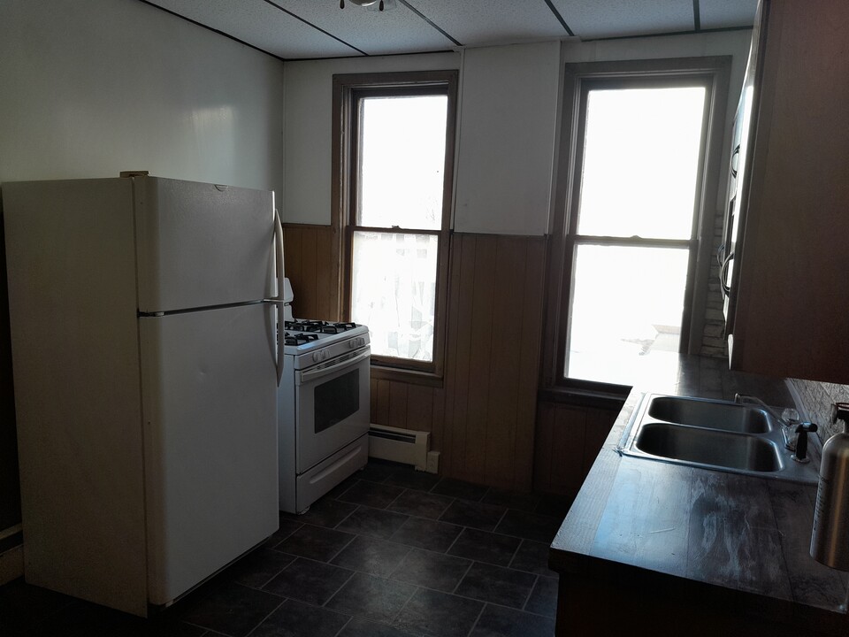 115 Florida Ave, Unit Apt 1 in Amsterdam, NY - Building Photo