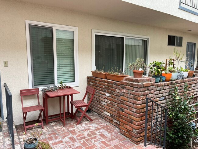 1021 5th St, Unit 109 in Santa Monica, CA - Building Photo - Building Photo