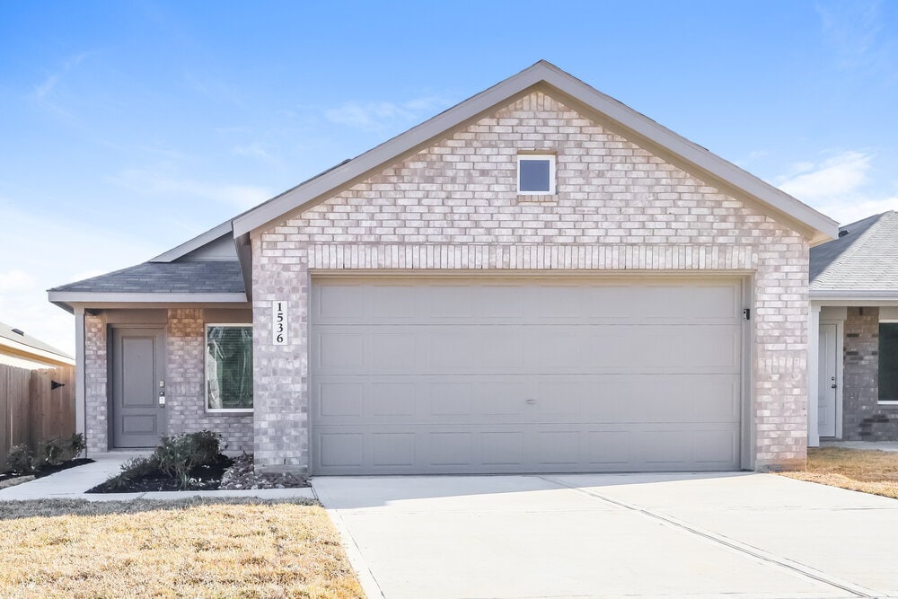 325 Woodland Hills Dr in Conroe, TX - Building Photo