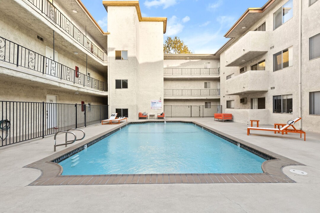 Royal Terrance Apartments in Los Angeles, CA - Building Photo