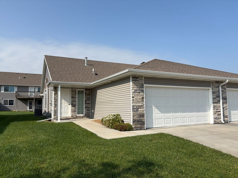 8249 Flintlock St in Lincoln, NE - Building Photo