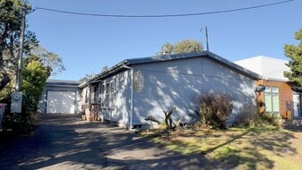 1460 S Columbia St in Seaside, OR - Building Photo