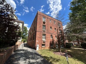 4491 MacArthur Blvd NW in Washington, DC - Building Photo - Building Photo
