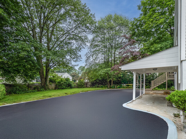 8 Hillcrest Ave in Darien, CT - Building Photo - Building Photo