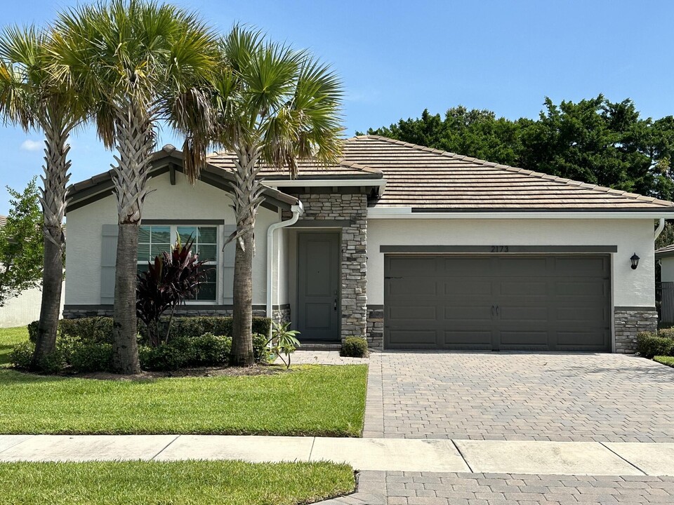 2173 SW Raspberry Pl in Palm City, FL - Building Photo