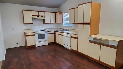 6824 Lyndale Dr in Watauga, TX - Foto de edificio - Building Photo