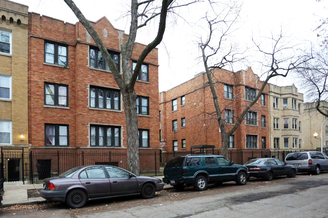 Whipple Apartments in Chicago, IL - Building Photo