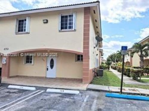 6753 NW 182nd St in Hialeah, FL - Building Photo