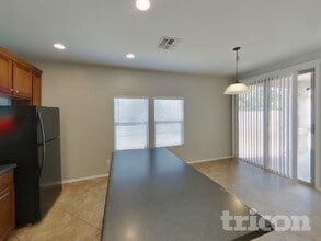 4912 N 109th Ave in Phoenix, AZ - Foto de edificio - Building Photo