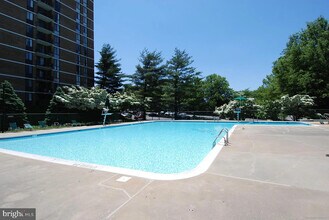 2300 Pimmit Dr, Unit 913 in Falls Church, VA - Building Photo - Building Photo