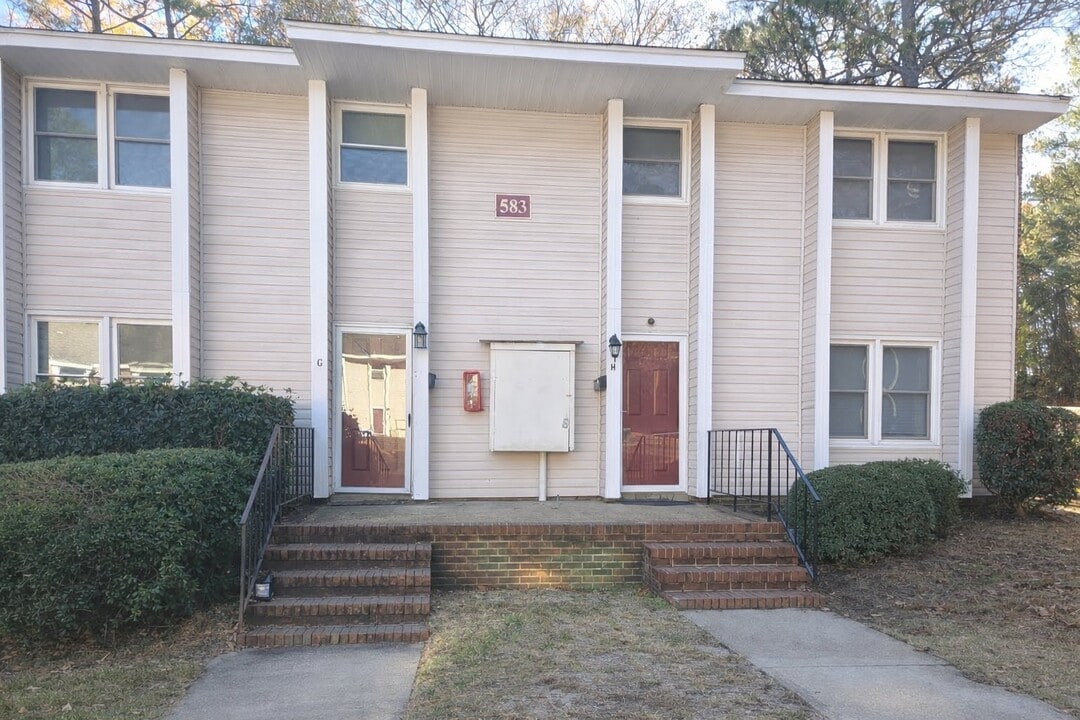 583 Winding Creek Rd in Fayetteville, NC - Foto de edificio
