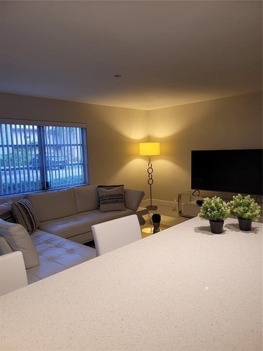 8101 SW 24th Ct, Unit 108 in Davie, FL - Building Photo