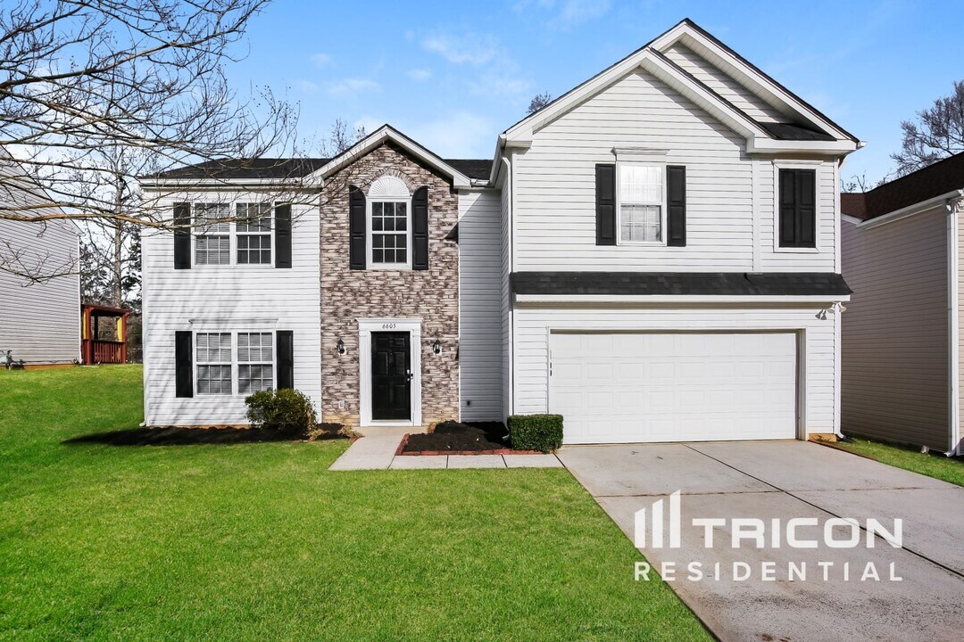 6605 Forest Cross Dr in Charlotte, NC - Building Photo