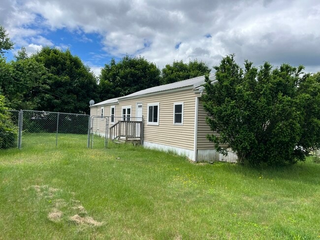 8 Brown Rd in Raymond, NH - Building Photo - Building Photo