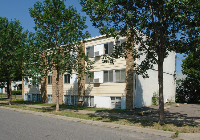 2400 Dupont Ave N in Minneapolis, MN - Building Photo - Building Photo