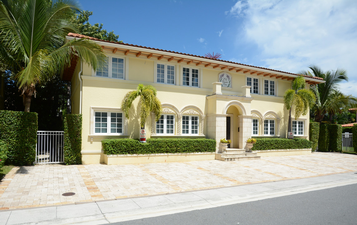 251 Oleander Ave in Palm Beach, FL - Building Photo