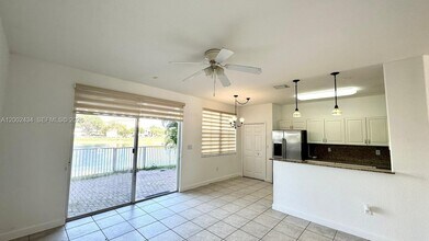 10911 NW 79th St in Doral, FL - Foto de edificio - Building Photo