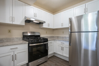 Pine Knoll Apartments in Battle Creek, MI - Building Photo - Interior Photo