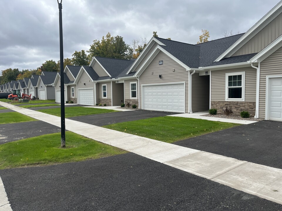 2092 Community Ln, Unit 2D in Ontario, NY - Building Photo