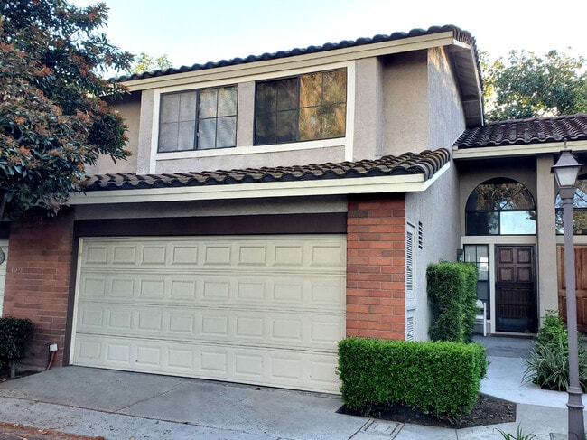 16807 Camden Ln