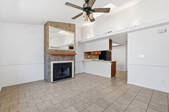 2020 W Union Hills Dr in Phoenix, AZ - Foto de edificio - Building Photo