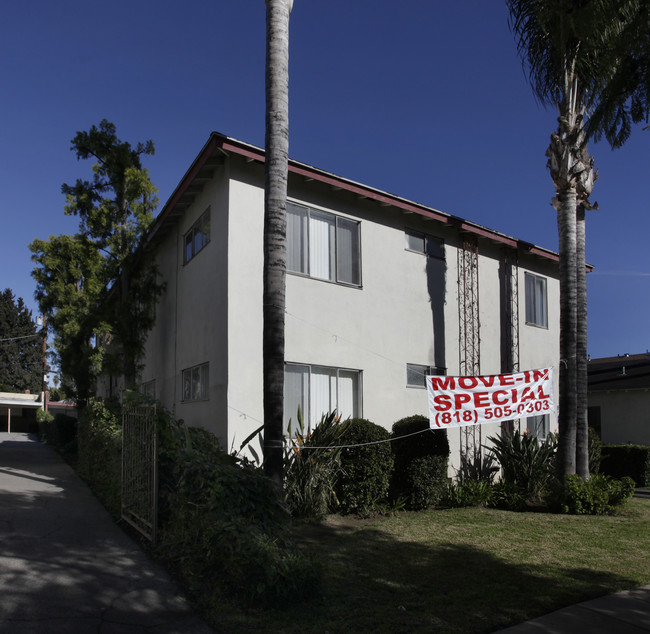 14215 Sylvan St in Van Nuys, CA - Building Photo - Building Photo