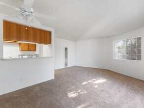 1075 Loma Ave-Unit -201 in Long Beach, CA - Building Photo - Building Photo