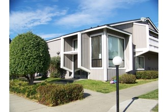 9490 Avonne Ave in San Simeon, CA - Foto de edificio - Building Photo