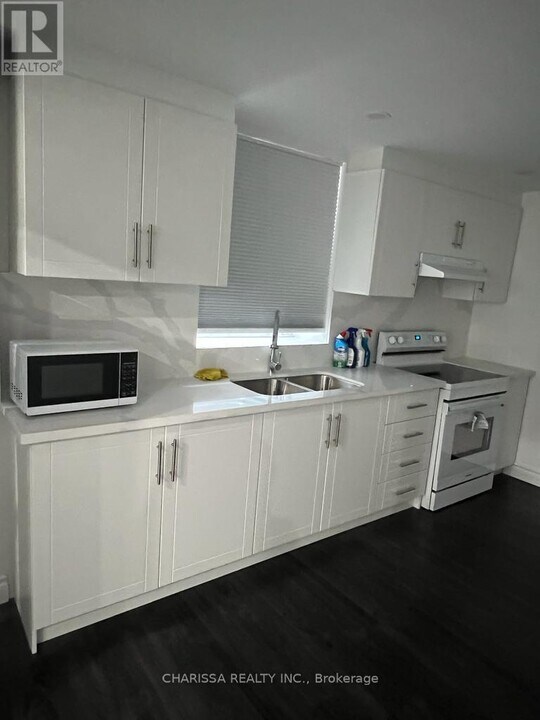 1334 Apollo St in Oshawa, ON - Building Photo