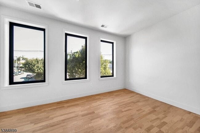 1037 Amboy Ave in Edison, NJ - Building Photo - Building Photo