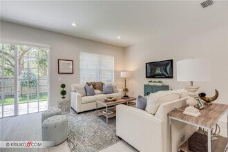 637 SW 12th Ave in Fort Lauderdale, FL - Foto de edificio - Building Photo