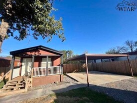 414 S Clay St in Henrietta, TX - Building Photo