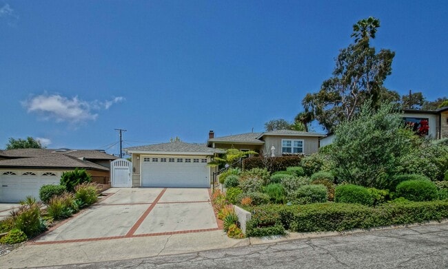 110 Vía Los Altos in Redondo Beach, CA - Building Photo - Building Photo