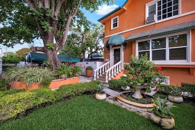 1033 NW 6th St in Miami, FL - Foto de edificio - Building Photo