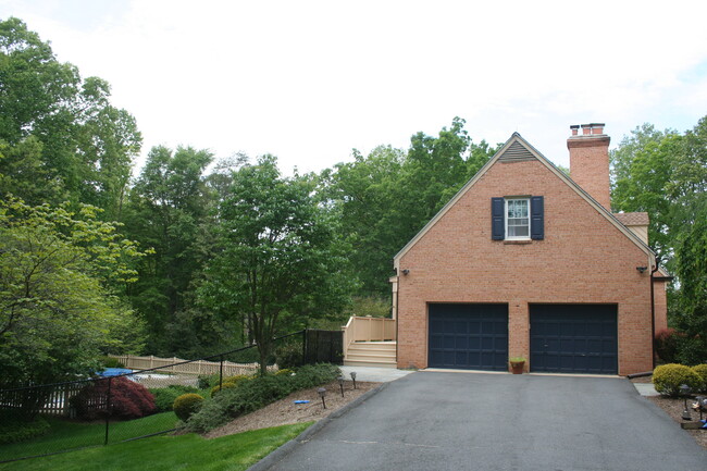 7808 Manor House Dr in Fairfax Station, VA - Building Photo - Building Photo